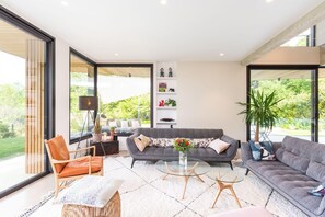 Fernseher, Kamin, Tischtennisplatte