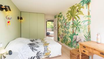 5 bedrooms, iron/ironing board, WiFi, bed sheets