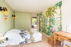 5 bedrooms, iron/ironing board, WiFi, bed sheets - Souvenirs,  architect's house with pool and garden (Écully)