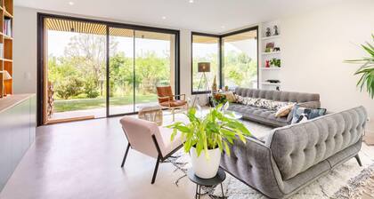 Souvenirs, architect's house with pool and garden