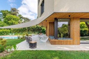 Terrace/patio - Souvenirs,  architect's house with pool and garden (Écully)
