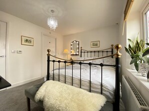 2 bedrooms, iron/ironing board, free WiFi, bed sheets - 2-bed House Walking Distance to Bicester Village (Bicester)