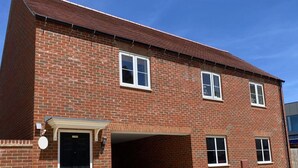 Exterior - 2-bed House Walking Distance to Bicester Village (Bicester)