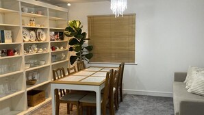 Dining - 2-bed House Walking Distance to Bicester Village (Bicester)