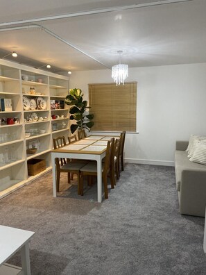 Dining - 2-bed House Walking Distance to Bicester Village (Bicester)