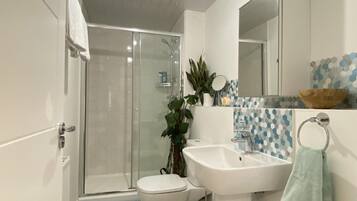 Kombinasi shower/bathtub, bathtub besar, pengering rambut, dan handuk