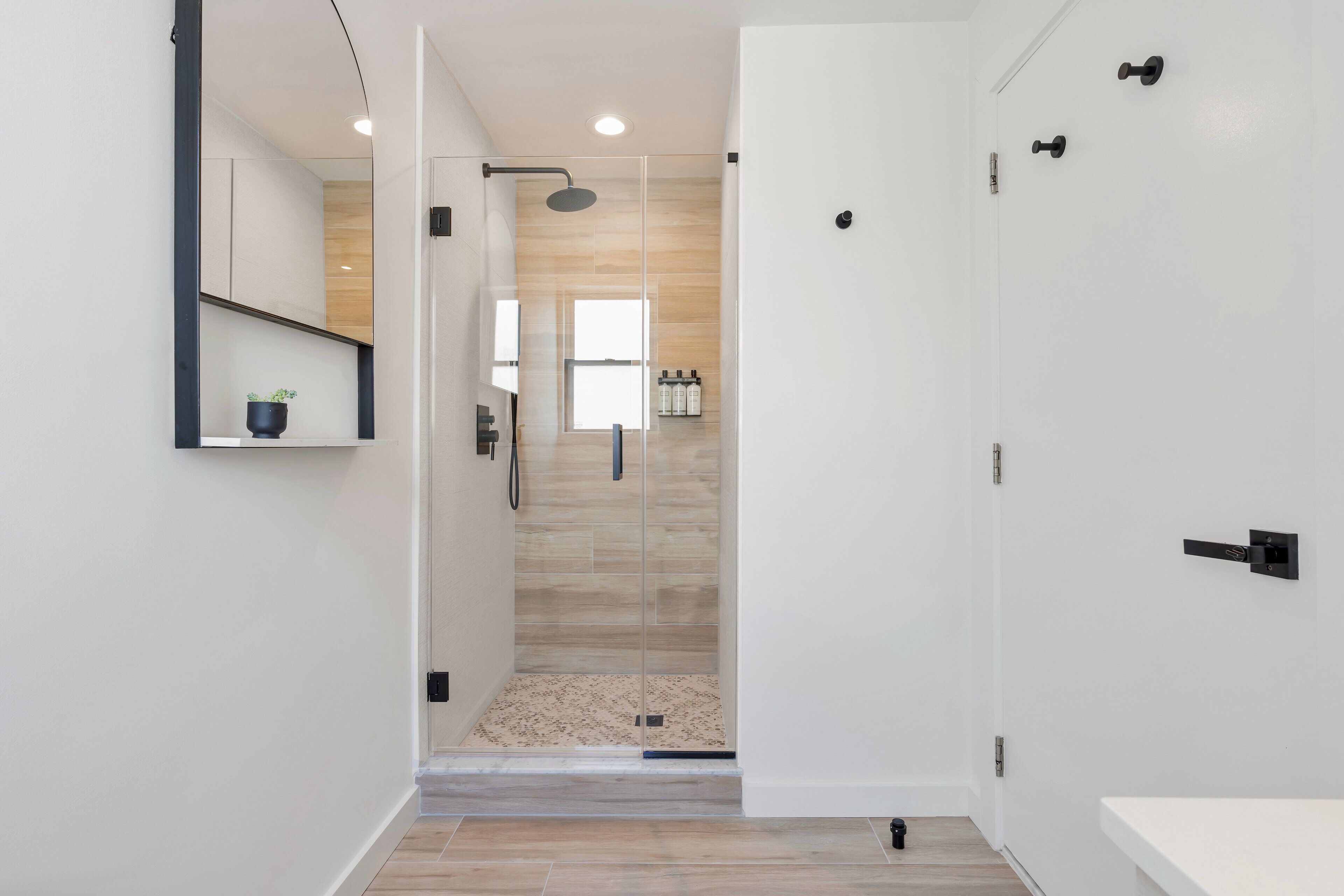 Standard Double Room, 2 Double Beds | Bathroom