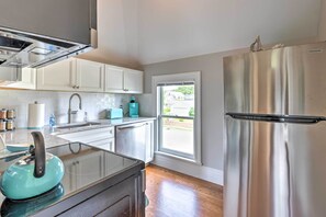 Geladeira, micro-ondas, cooktop, lava-louças
