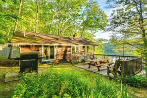 Outdoor dining - Waterfront Escape w/ Kayak, Paddle Boards, & Sauna (Casco)