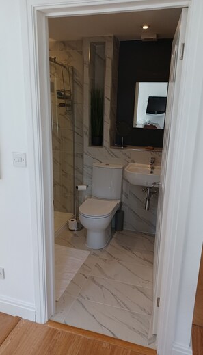 Douche, séchoir à cheveux, serviettes fournies