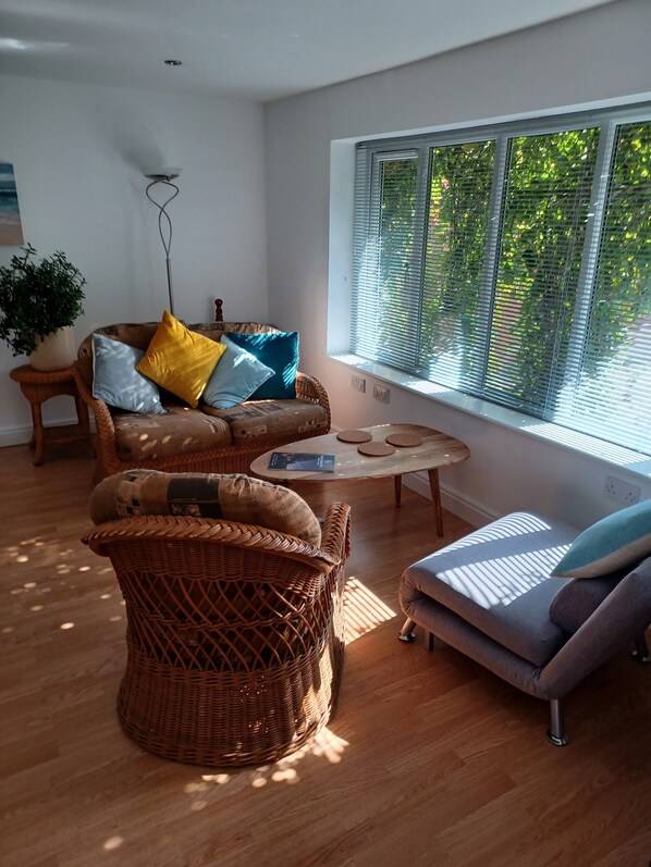 Living area - Newly Equipped 1 Bedroom Lodge on Coastal Path (Penarth)