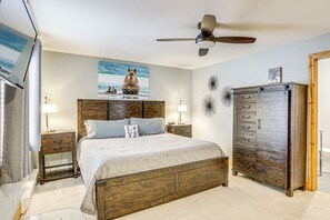 3 habitaciones, escritorio y tabla de planchar con plancha