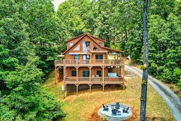 Murphy Vacation Rental | 4BR | 3.5BA | Stairs Required | 2,488 Sq Ft