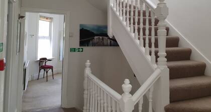 Impeccable 6-bed House in London