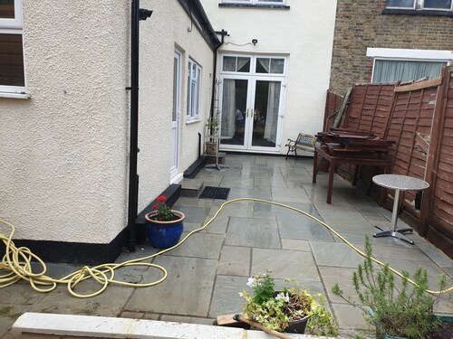 Impeccable 6-bed House in London