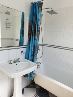 Shower, towels - Impeccable 6-bed House in London (London)