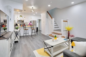 TV, offices - Philly Hub Near Int’l Soccer, Downtown Attractions (Philadelphia)
