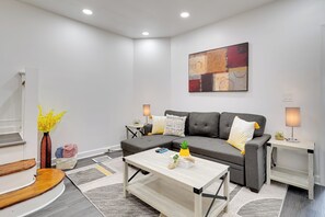 TV, offices - Philly Hub Near Int’l Soccer, Downtown Attractions (Philadelphia)