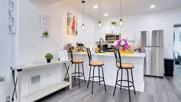 Geladeira, micro-ondas, cooktop, lava-louças