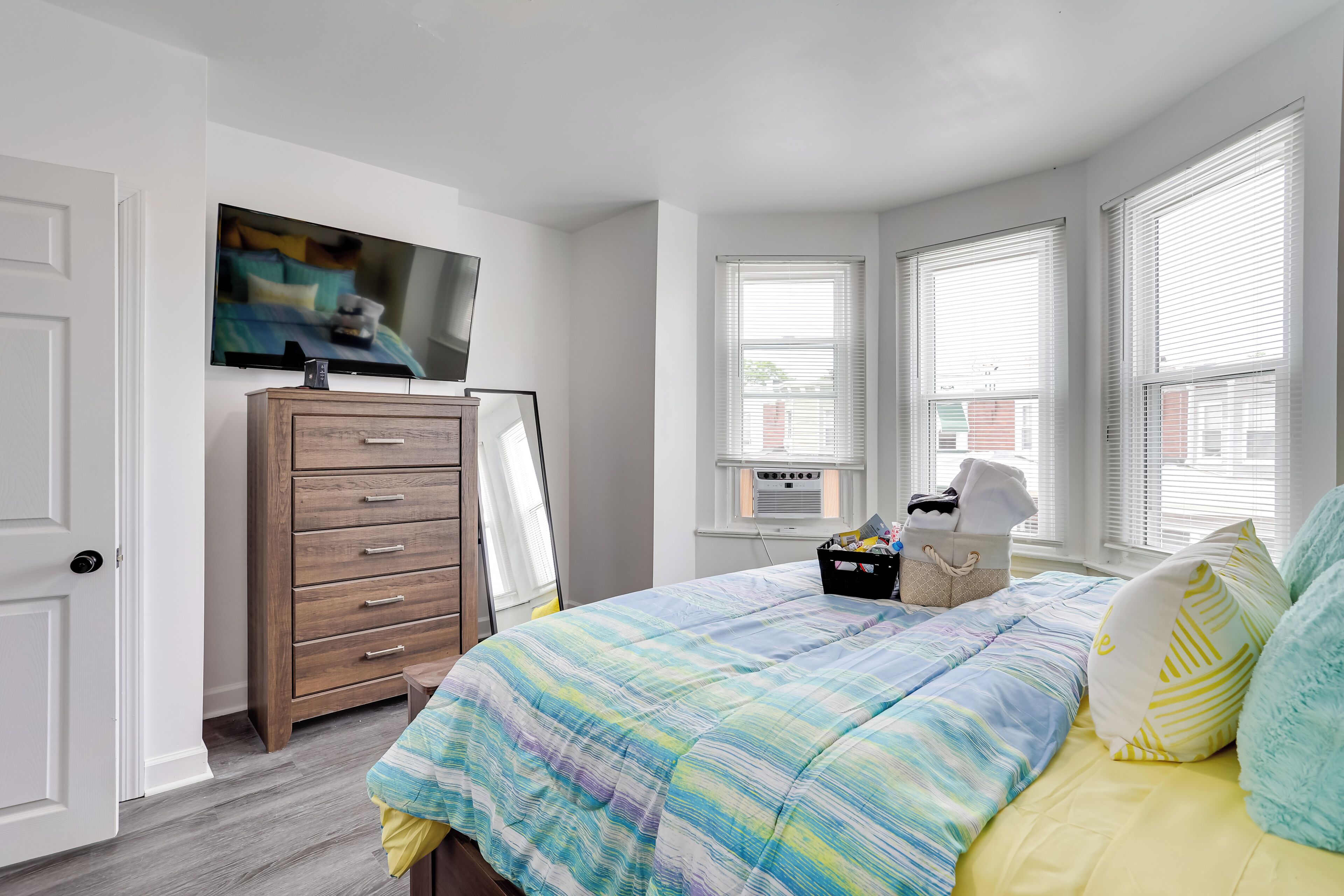 4 slaapkamers, een bureau, een strijkplank/strijkijzer, gratis internet