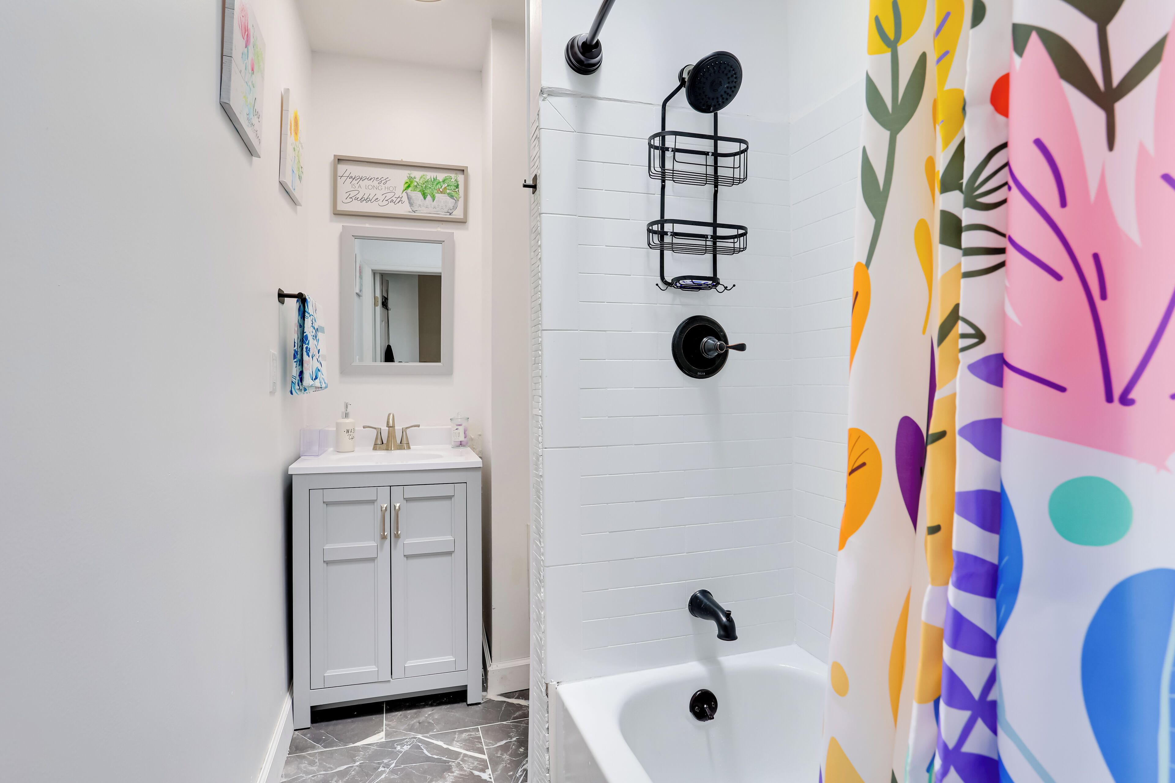Produtos de toalete grátis, secador de cabelo, toalhas de banho 