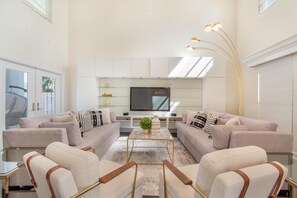 House | Living area - Hollywood Dream House 5 Br with POOL (Hollywood)