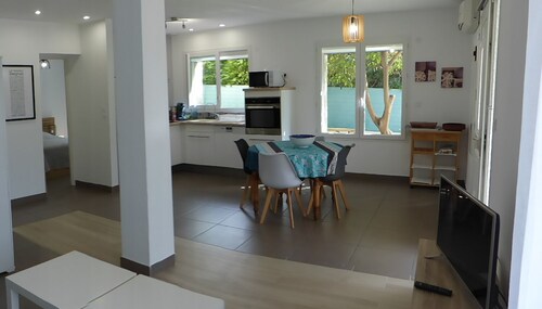 Large air-conditioned T2, private parking near the center and beach