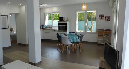 Large air-conditioned T2, private parking near the center and beach