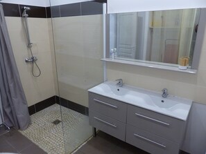 Shower, hair dryer - Large air-conditioned T2, private parking near the center and beach (Banyuls-sur-Mer)
