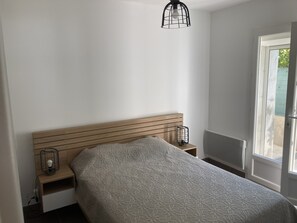 2 bedrooms, iron/ironing board, travel cot, free WiFi