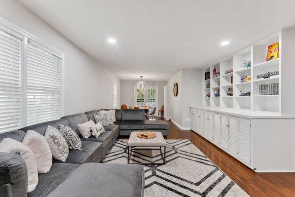 Smart TV, books, stereo, offices