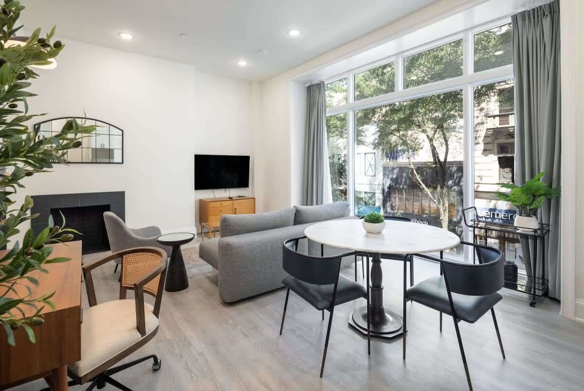 Sosuite | Window Wall 1BR Apt w W/D, Desk