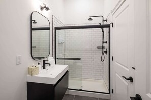 Bathtub, hair dryer, towels - Sosuite | 1BR Apt w W/D, Desk Alcove (Philadelphia)