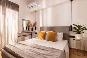 3 bedrooms, desk, iron/ironing board, travel crib - Modern Private Villa, 5 minutes from the beach! (Kalamaki)