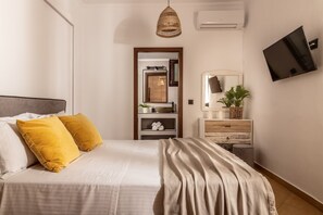 3 bedrooms, desk, iron/ironing board, travel cot - Modern Private Villa, 5 minutes from the beach! (Kalamaki)