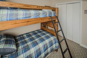 2 quartos, ferros/tábuas de passar roupa, Wi-Fi, roupa de cama