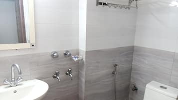 Deluxe Room | Bathroom | Shower, rainfall showerhead, free toiletries, towels