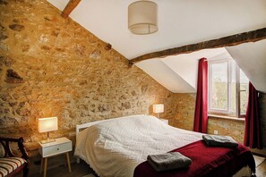 3 habitaciones, tabla de planchar con plancha y cuna de viaje 