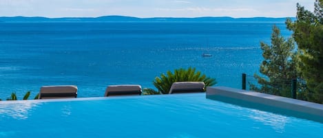 Piscine à débordement, piscine chauffée