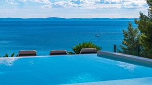 An infinity pool, a heated pool - Seaview Villa ABA with 38sqm heated infinity pool, 4 bedrooms, Media room, 150m from sea (Podstrana)
