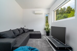 Flat-screen TV, video-game console, DVD player, offices - Seaview Villa ABA with 38sqm heated infinity pool, 4 bedrooms, Media room, 150m from sea (Podstrana)