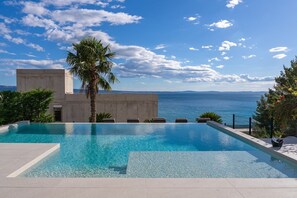 An infinity pool, a heated pool - Seaview Villa ABA with 38sqm heated infinity pool, 4 bedrooms, Media room, 150m from sea (Podstrana)