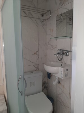 Standard Room, 1 Queen Bed, Non Smoking, Courtyard View | Bathroom | Shower, hydromassage showerhead, free toiletries, towels - Ekom Cafe Pansiyon (Ezine)
