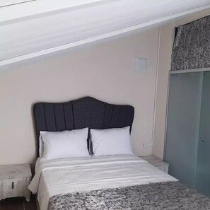 Standardzimmer, 1 Queen-Bett, Nichtraucher, Blick auf den Innenhof | 1 Schlafzimmer, kostenloses WLAN, Bettwäsche