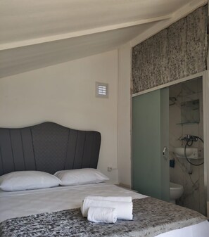 Habitación estándar, 1 cama Queen size, para no fumadores, vista al patio | 1 habitación, wifi gratis y ropa de cama