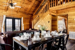 Dining - Stunning VIEWS, Luxury, Golf, Hot Tub, Arcade, Pet Friendly & Nearby Attractions (Sevierville)