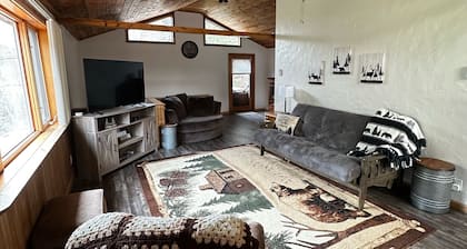Cabin on the Creek w/ Hot tub