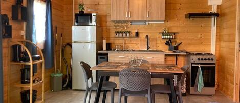 Refrigerador, microondas, horno, placa de cocina