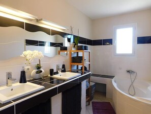 Baignoire, papier toilette