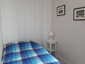 2 slaapkamers, een strijkplank/strijkijzer, reisbedje, gratis wifi